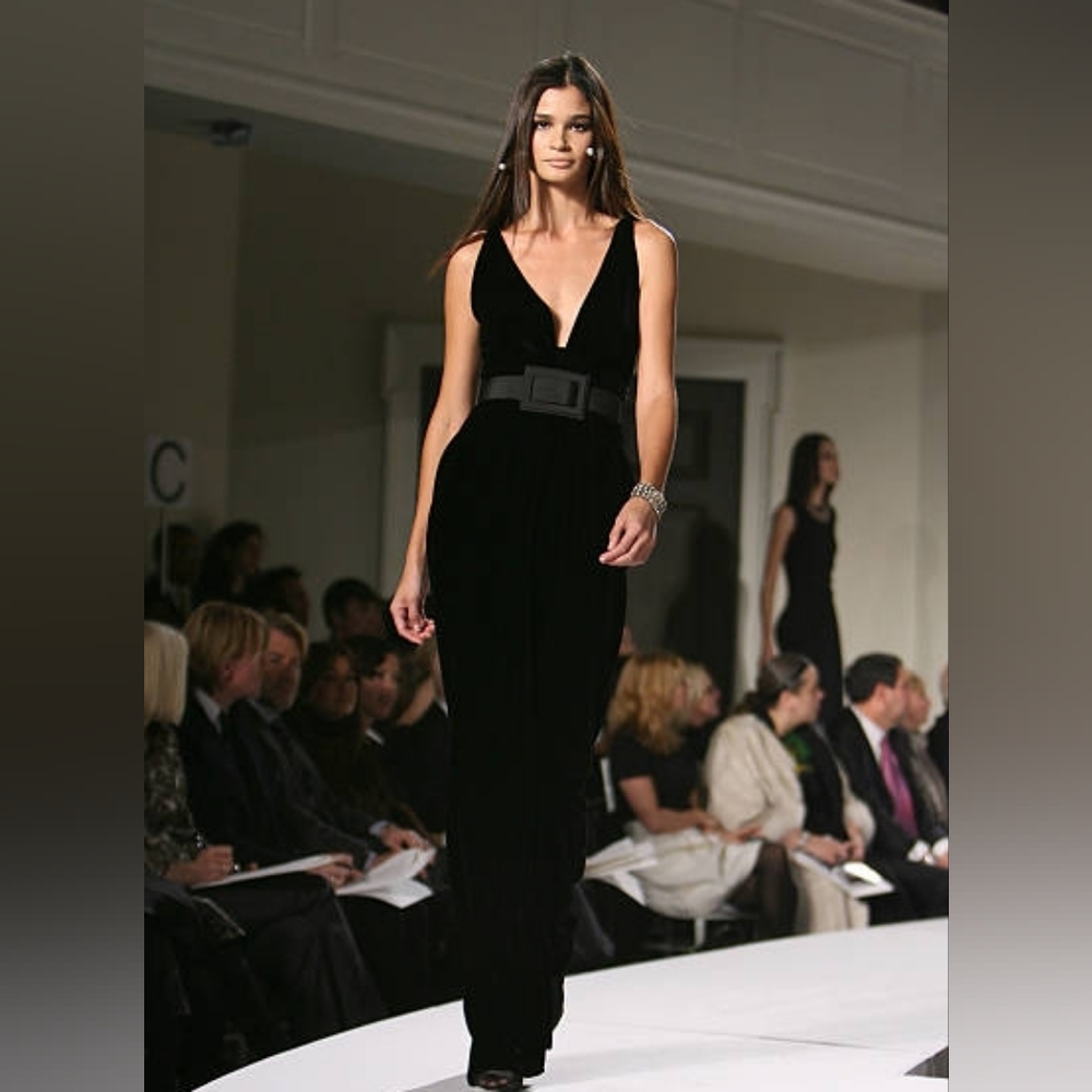 ^□$6,000 OSCAR DE LA RENTA BLACK VELVET SILK LINED RUNWAY GOWN  US 10